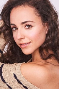 الممثل Skye Coyne