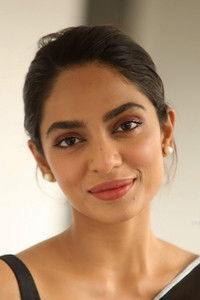 الممثل Sobhita Dhulipala