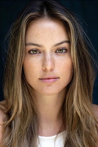 الممثل Stefanie Yunger