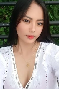 الممثل Stephanie Raz