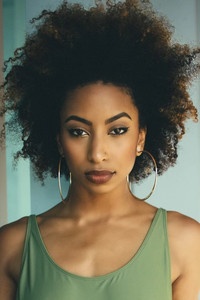 الممثل Taylor Banks