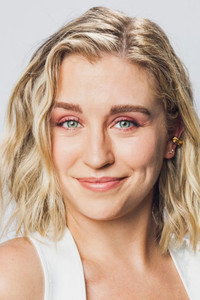 الممثل Taylor Misiak
