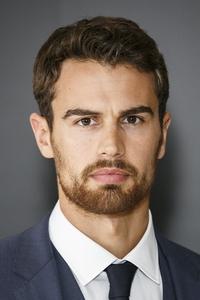 الممثل Theo James