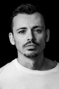 الممثل Thom Green