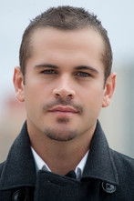 الممثل Thom Hallum