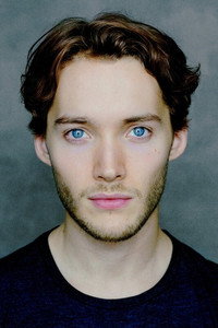 الممثل Toby Regbo