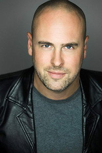 الممثل Tom Costello