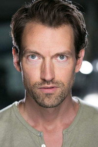 الممثل Tom Frederic