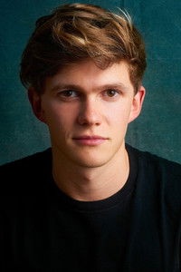 الممثل Tom Prior