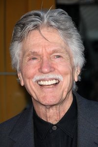 الممثل Tom Skerritt