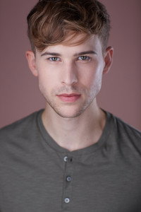 المخرج Tommy Dorfman