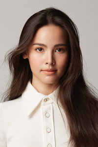 الممثل Urassaya Sperbund