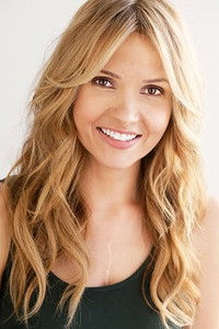 الممثل Valerie Azlynn