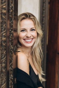 الممثل Violet Bennett