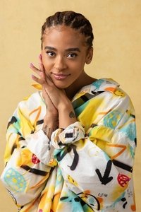 الممثل Yinka Bokinni