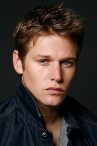 الممثل Zach Roerig