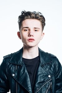 الممثل Zak Sutcliffe