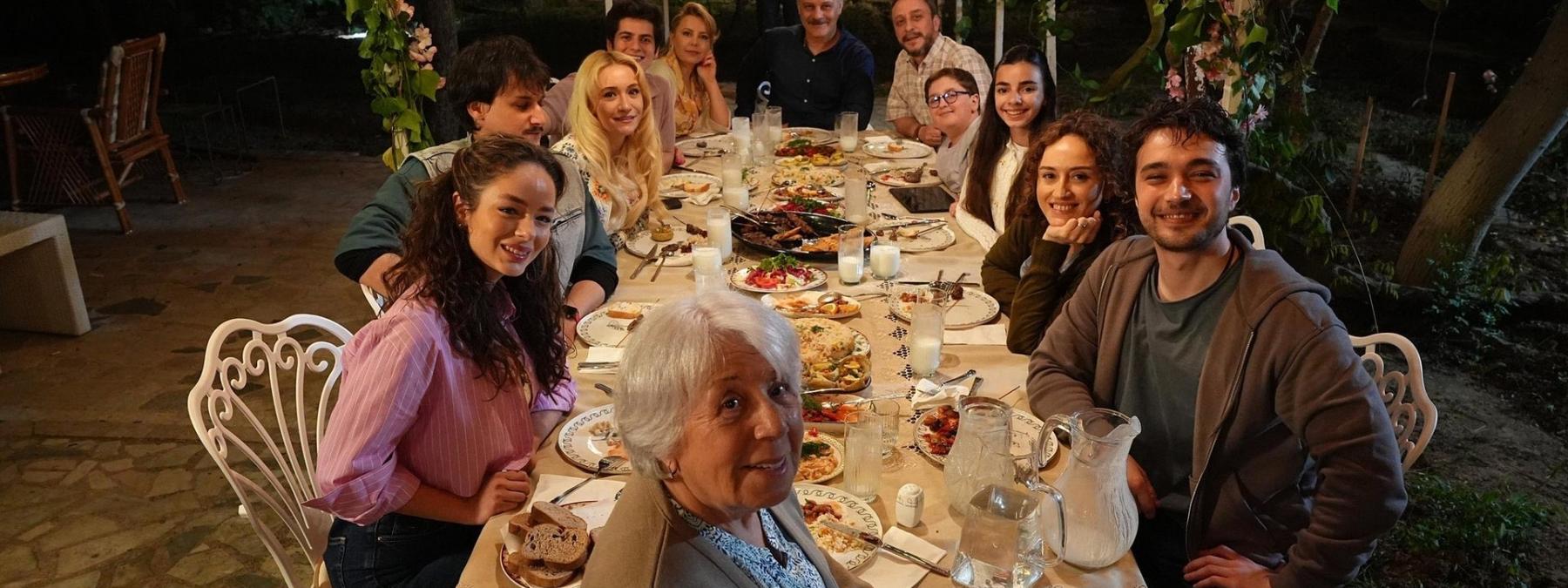 غلاف مسلسل السعادة العائلية 2025 مترجم